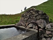 32 Bella grande fontana d'acqua sorgiva alla baita 'Minchuchi' 